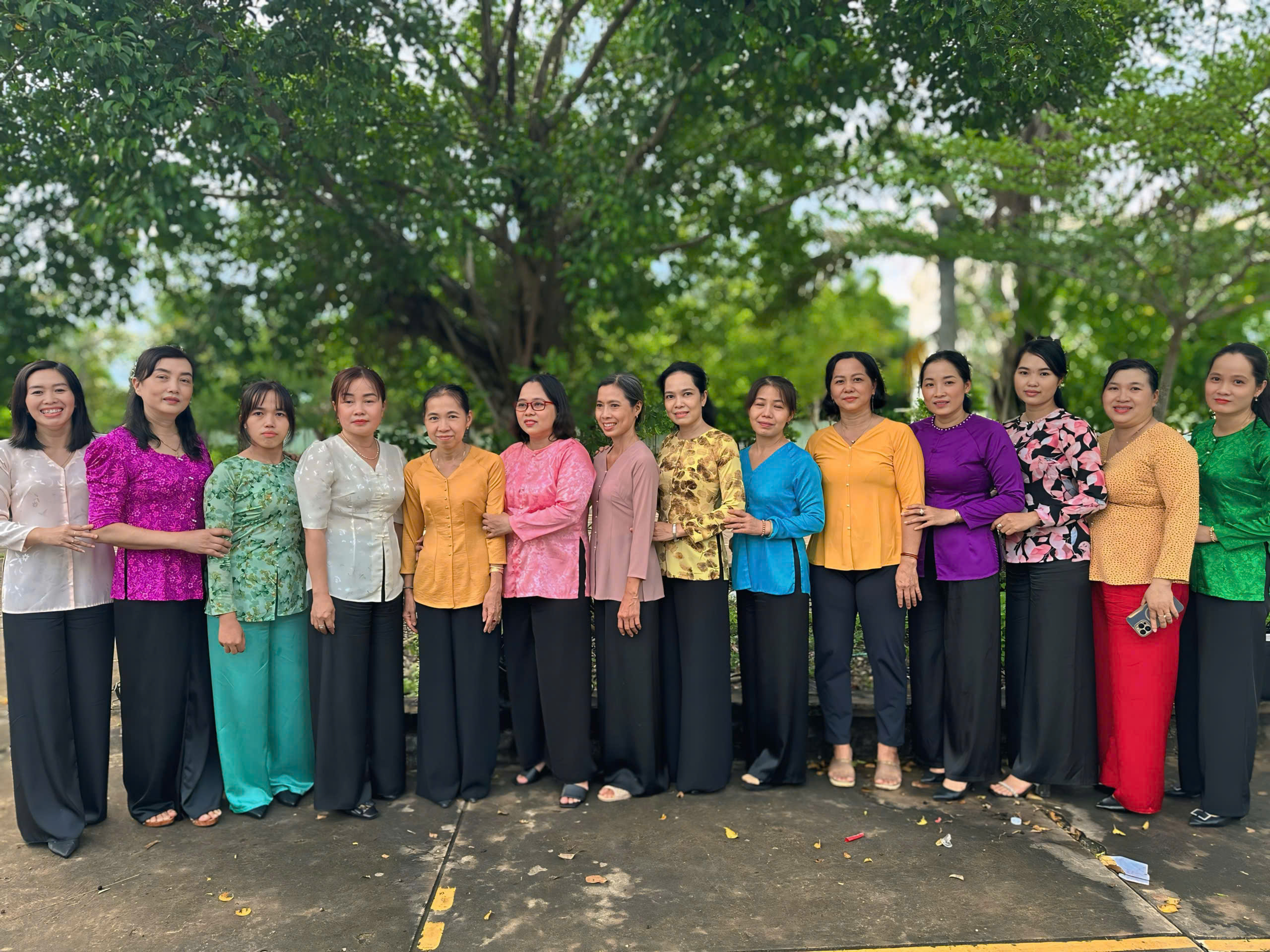 Giáo viên Trường TH-THCS Đa Phước Hội hưởng ứng tuần lễ áo bà ba